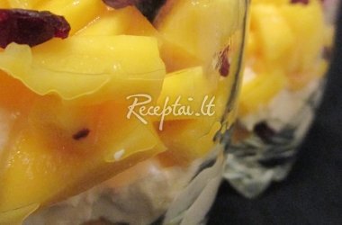 Jogurto, mango ir spanguolių desertas